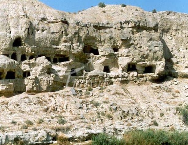 Chehel Khaneh Historical Caves – Dashtestan (Burazjan) - view 3